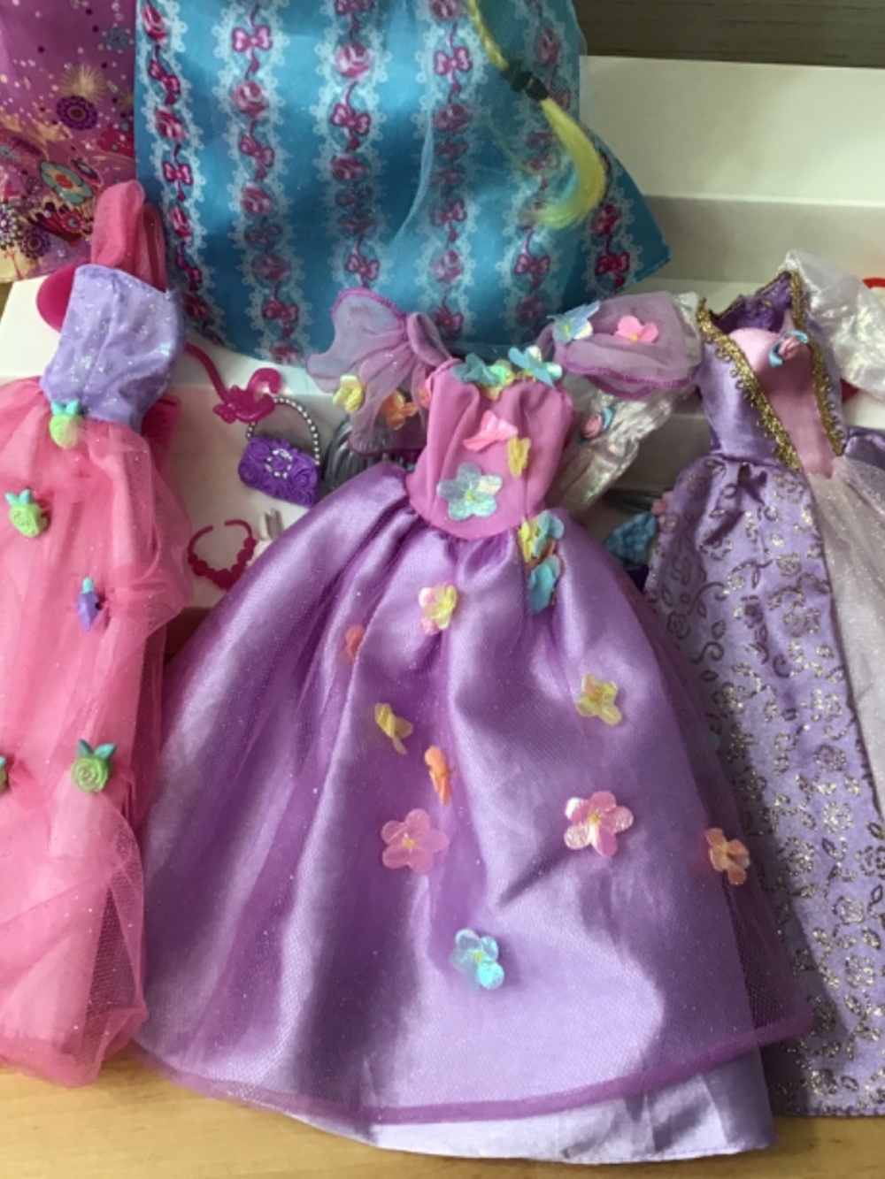 Barbie Doll and Flower Clothes - Picture 7 of 11